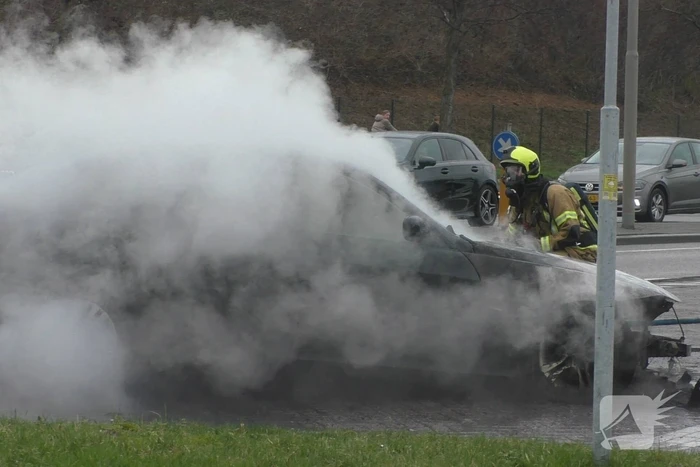 BMW gaat in vlammen op tijdens proefrit
