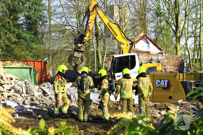 Brandweer verricht metingen bij sloopwoning