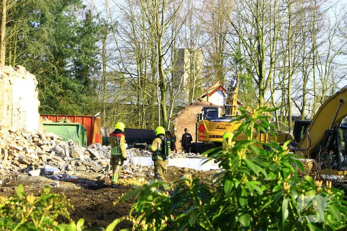 Brandweer verricht metingen bij sloopwoning