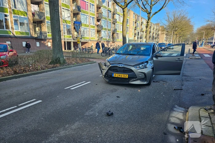 Meerdere voertuigen beschadigd bij aanrijding