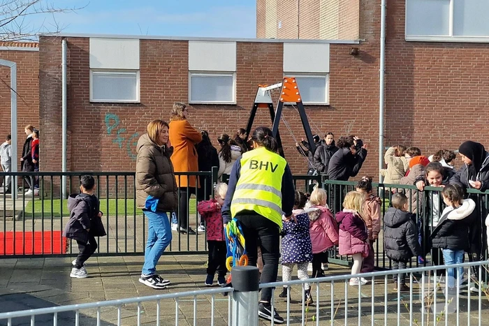Basisschool ontruimd vanwege vreemde geur