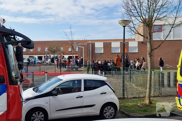 Basisschool ontruimd vanwege vreemde geur
