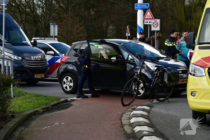 Fietsster gewond bij aanrijding op rotonde