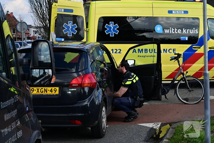 Fietsster gewond bij aanrijding op rotonde
