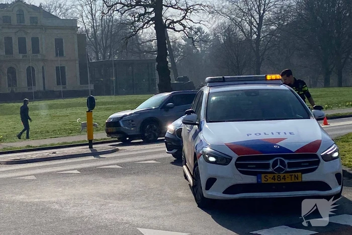 Fikse schade nadat automobilist op paal botst