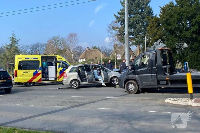 Fikse schade nadat automobilist op paal botst