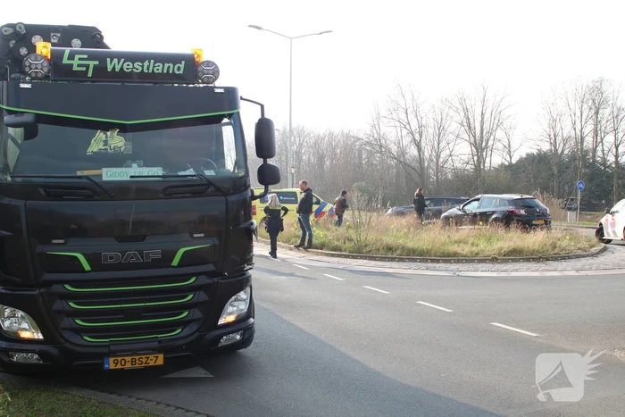 Vrachtwagen klapt op personenauto