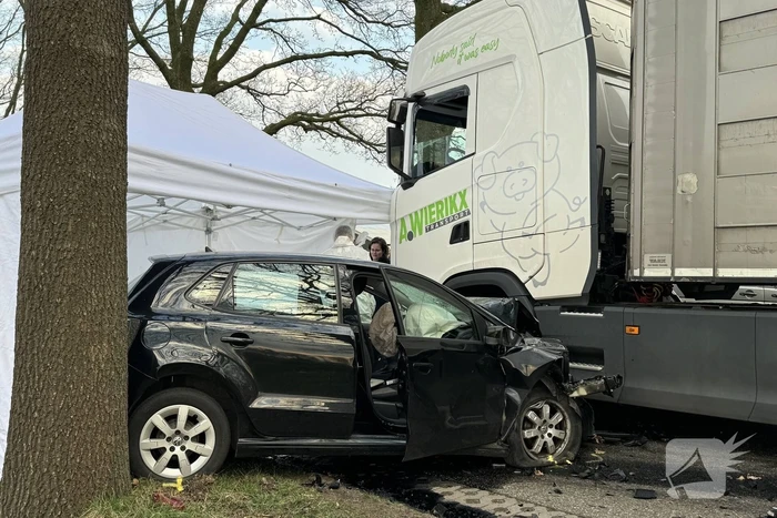 Persoon overleden bij aanrijding tussen personenauto en vrachtwagen