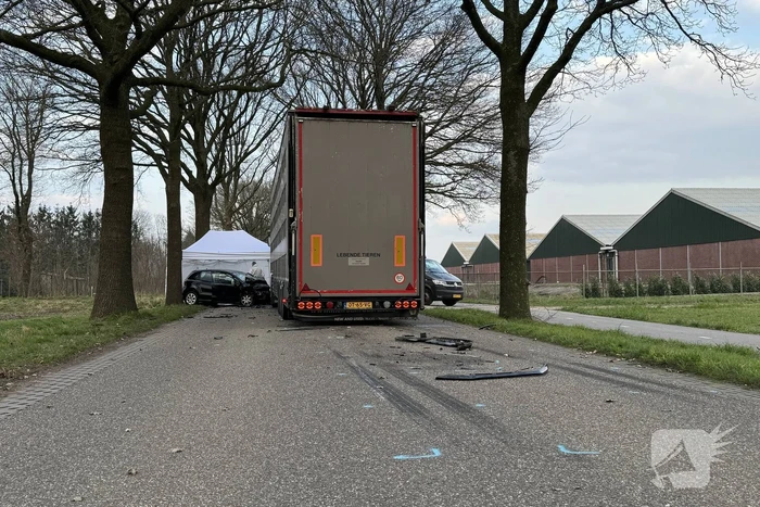 Persoon overleden bij aanrijding tussen personenauto en vrachtwagen