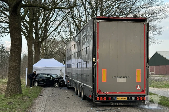 Persoon overleden bij aanrijding tussen personenauto en vrachtwagen