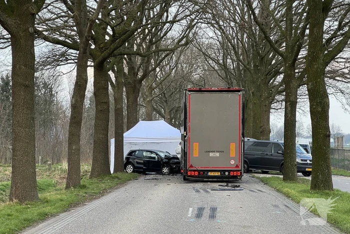 Persoon overleden bij aanrijding tussen personenauto en vrachtwagen