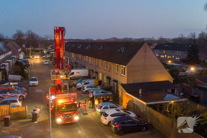 Brandweer helpt bewoner met kat van dak halen