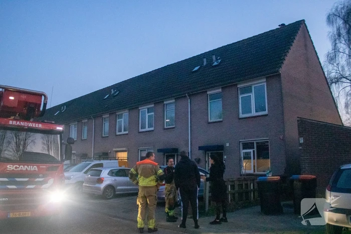 Brandweer helpt bewoner met kat van dak halen