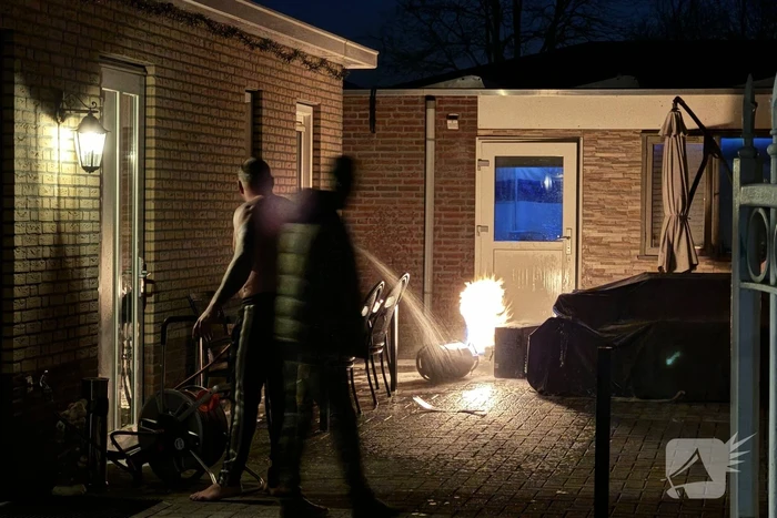 Vlam slaat in gasfles tijdens aansluiten