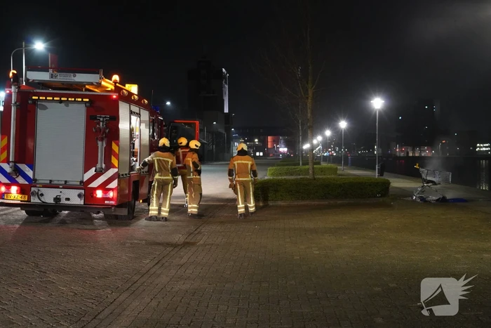Winkelwagen met afval bij daklozenopvang in brand gestoken