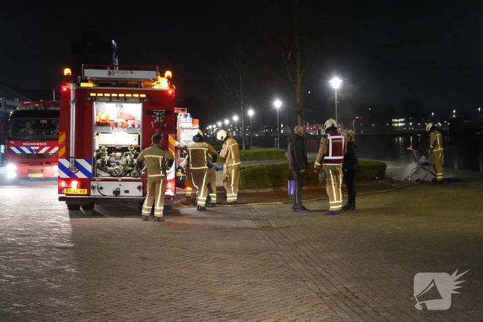 Winkelwagen met afval bij daklozenopvang in brand gestoken