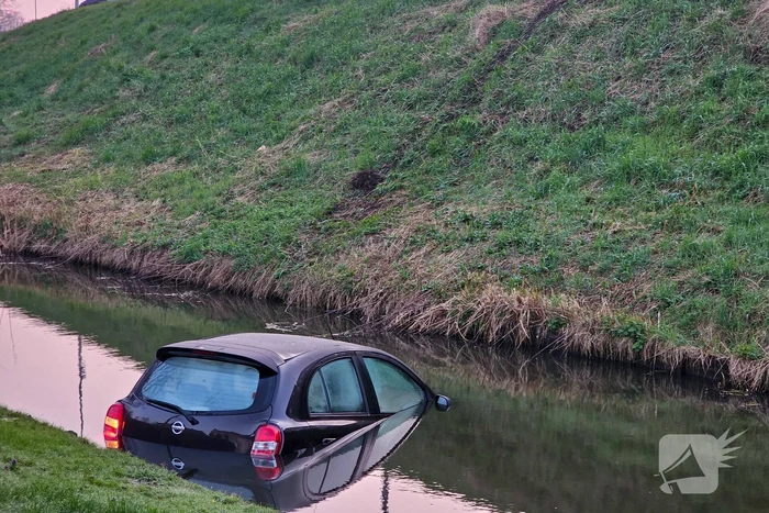 Auto rijdt van de dijk en belandt in het water