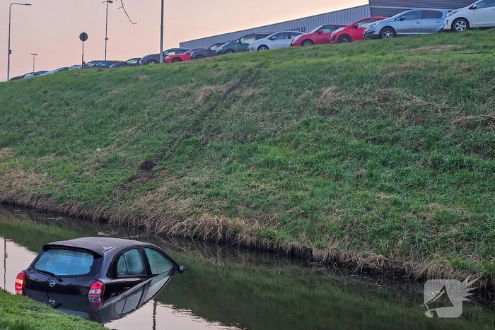 Auto rijdt van de dijk en belandt in het water