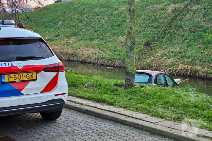 Auto rijdt van de dijk en belandt in het water