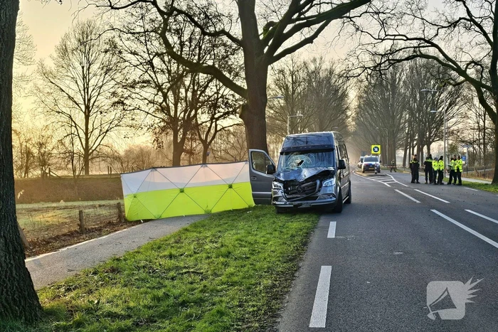 Fietser overleden bij aanrijding met bestelbus
