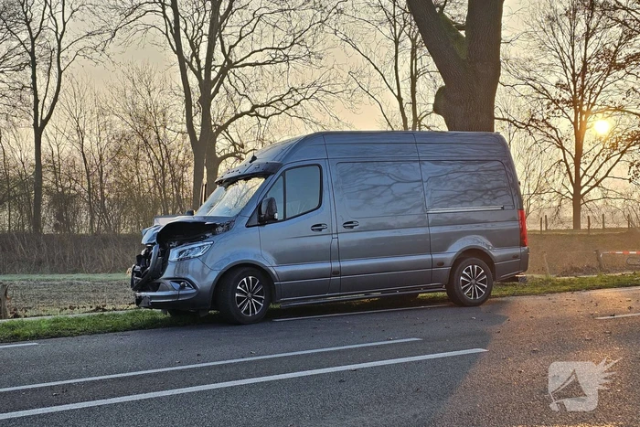 Fietser overleden bij aanrijding met bestelbus