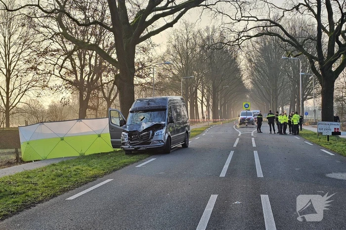 Fietser overleden bij aanrijding met bestelbus