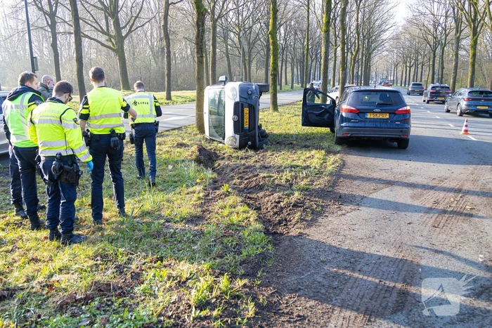 Bestelbus op zijn kant bij botsing