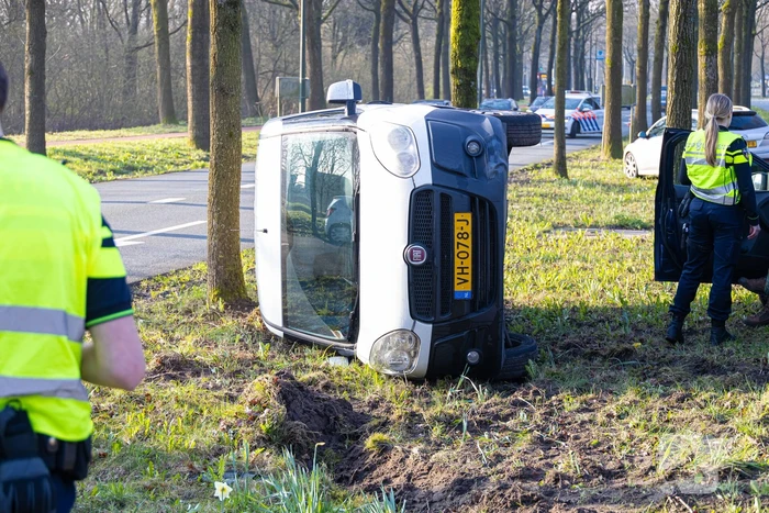 Bestelbus op zijn kant bij botsing