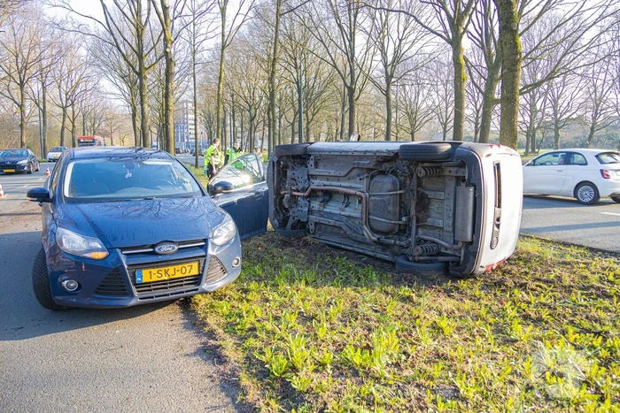 Bestelbus op zijn kant bij botsing