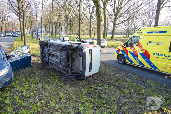 Bestelbus op zijn kant bij botsing