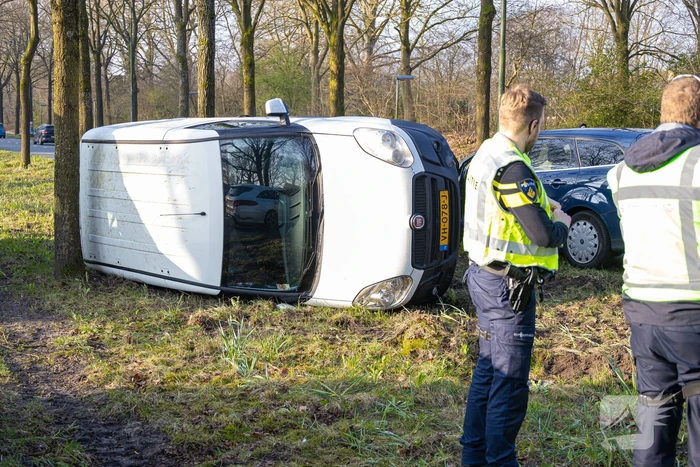 Bestelbus op zijn kant bij botsing