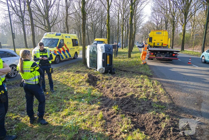 Bestelbus op zijn kant bij botsing