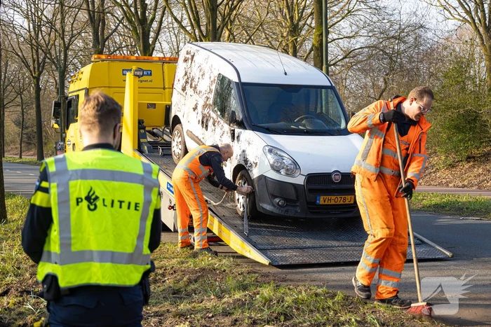 Bestelbus op zijn kant bij botsing