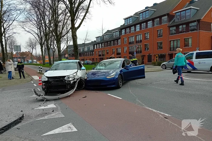 Personenauto's in botsing op kruising