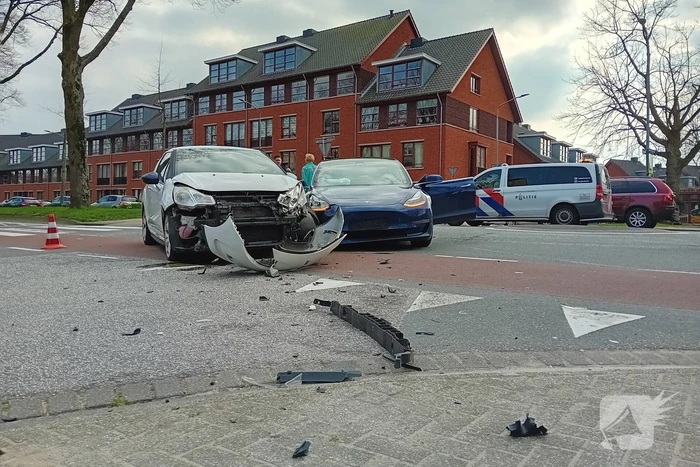 Personenauto's in botsing op kruising