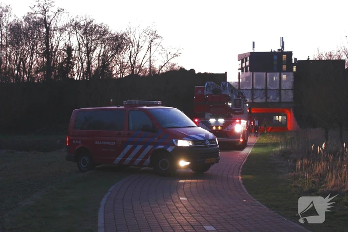 Brandweer doorzoekt sloot na aantreffen fiets langs waterkant