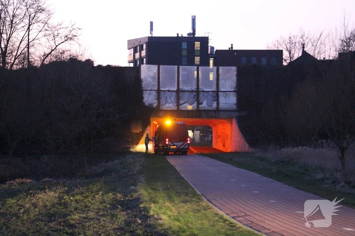 Brandweer doorzoekt sloot na aantreffen fiets langs waterkant