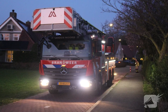 Brandweer doorzoekt sloot na aantreffen fiets langs waterkant