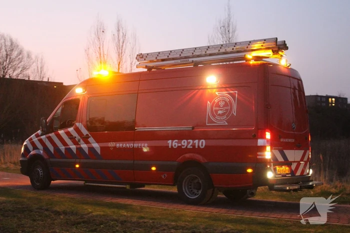 Brandweer doorzoekt sloot na aantreffen fiets langs waterkant