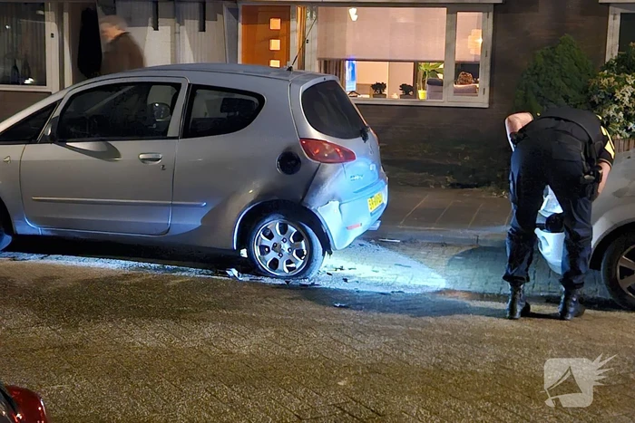Onderzoek naar brandstichting onder auto