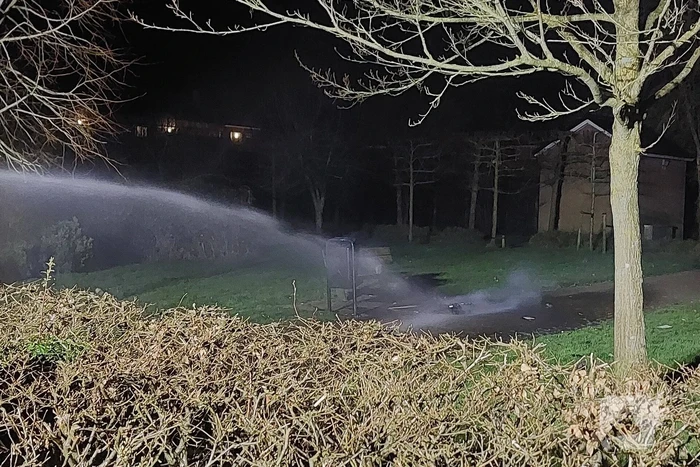 Brandweer blust brandende prullenbak