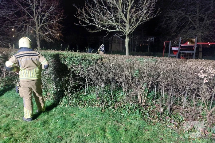 Brandweer blust brandende prullenbak