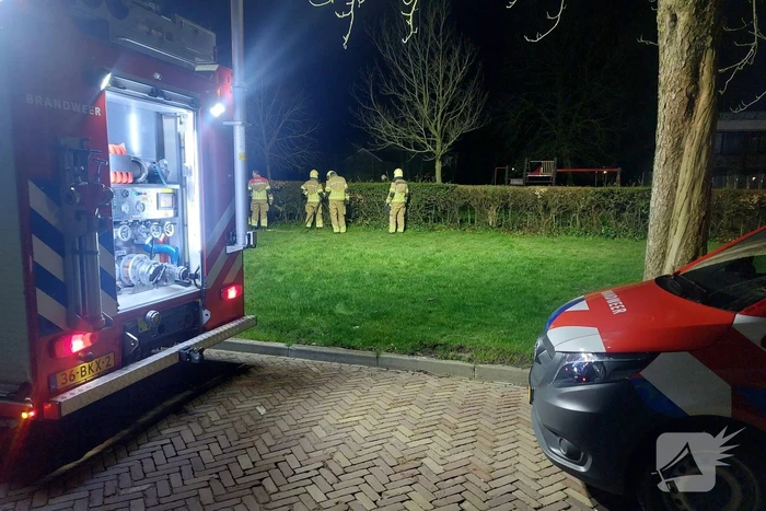 Brandweer blust brandende prullenbak