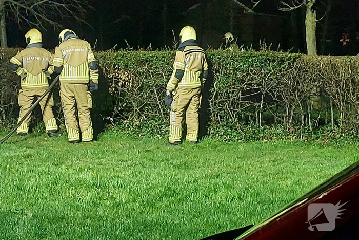 Brandweer blust brandende prullenbak