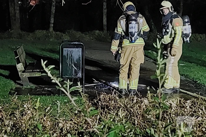Brandweer blust brandende prullenbak