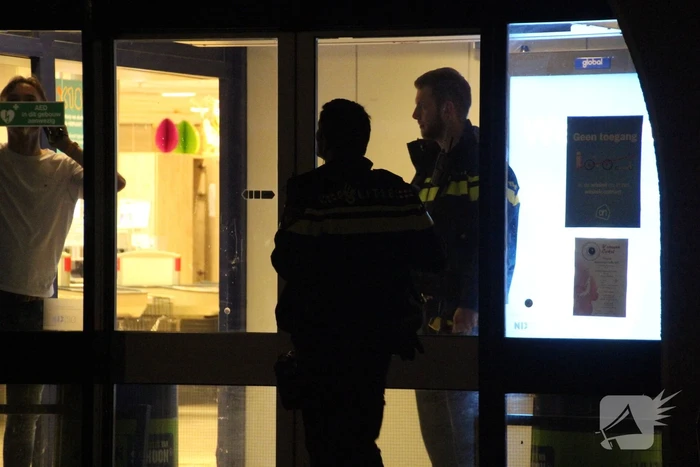 Supermarkt personeel bedreigt tijdens overval