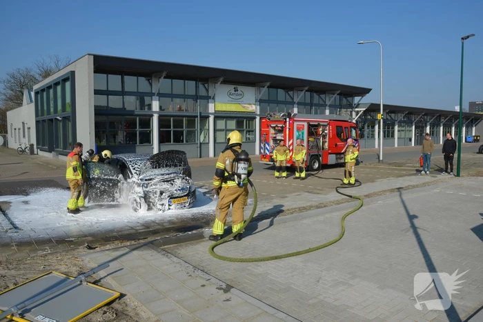 Geparkeerde auto vliegt in brand