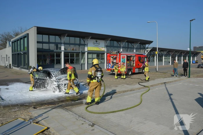 Geparkeerde auto vliegt in brand