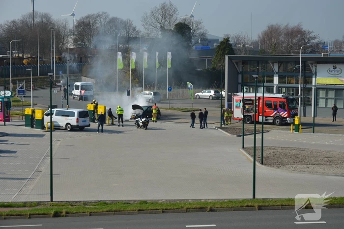 Geparkeerde auto vliegt in brand