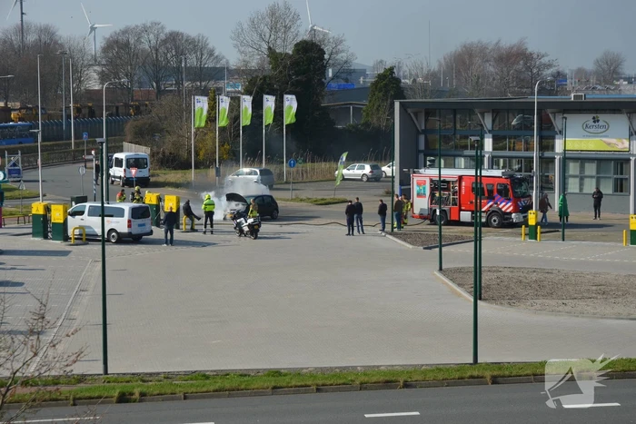 Geparkeerde auto vliegt in brand